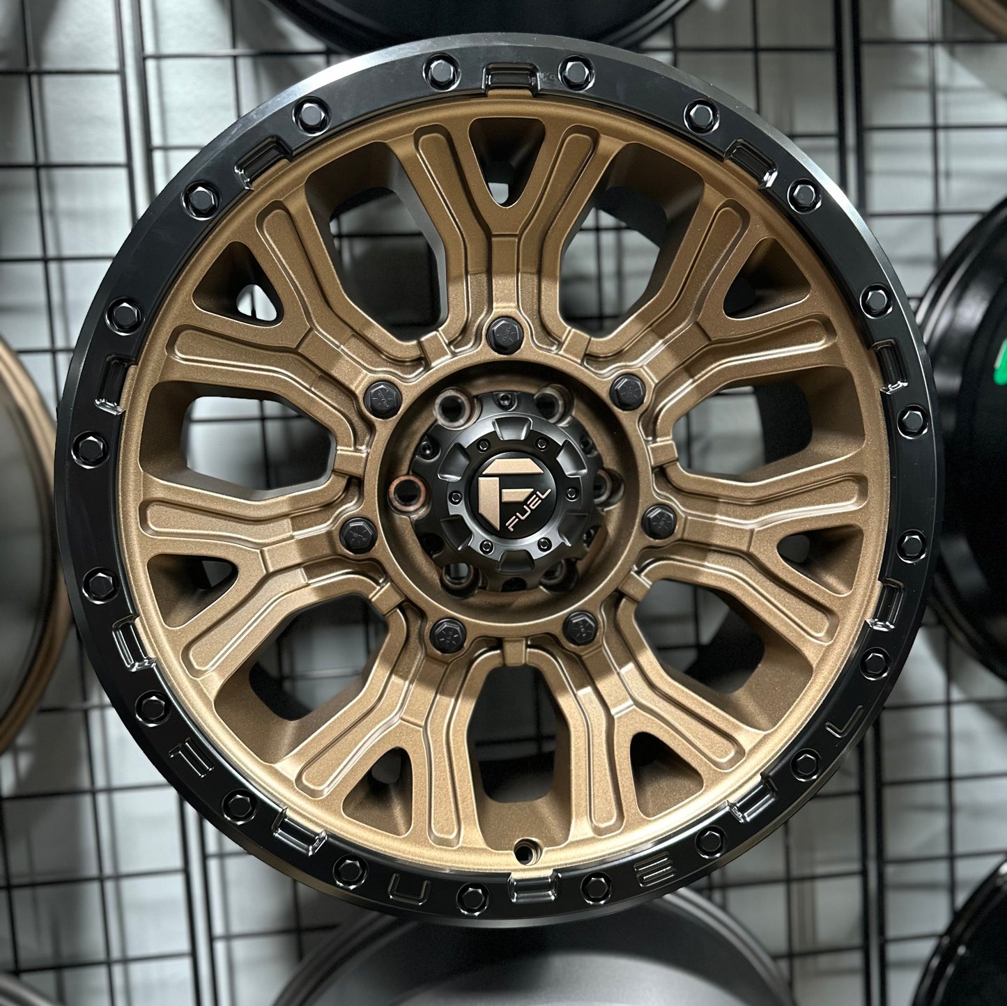 Fuel Traction D826 Bronze With Black Ring 20x9 6x5.5/139.7 +1 ET Set de 4 Aros Tacoma/4Runner/Tundra/Bronco