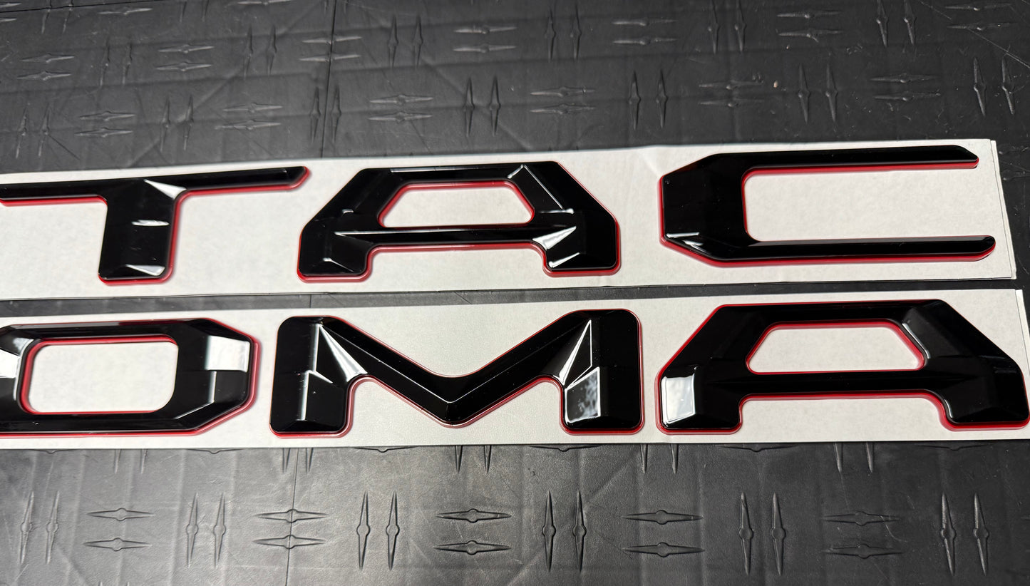 Tacoma 2024-2025 Letras de Compuerta ABS 3D Negras Bordes Rojos