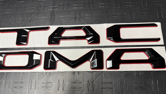 Tacoma 2024-2025 Letras de Compuerta ABS 3D Negras Bordes Rojos