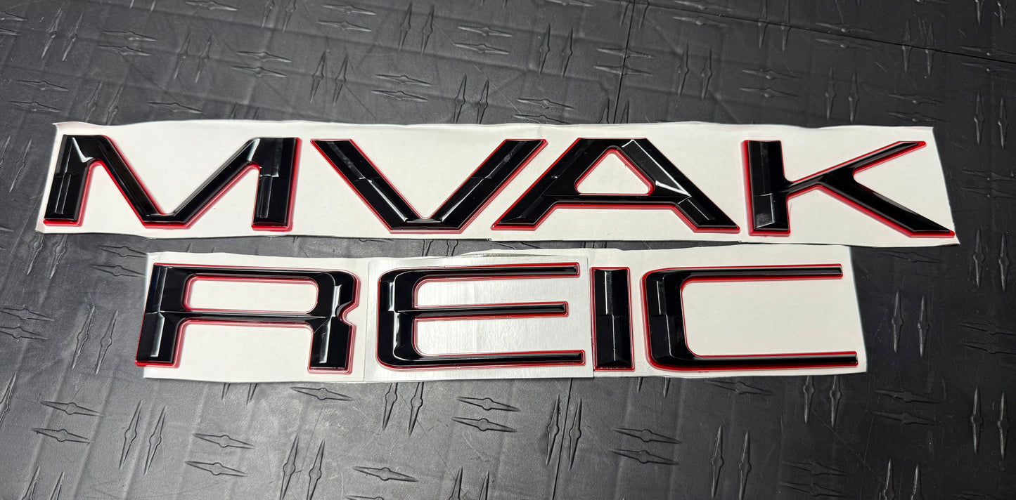 Letras de Compuerta Ford Maverick 2022-2025 Negro Bordes Rojos ABS Plastic 3D